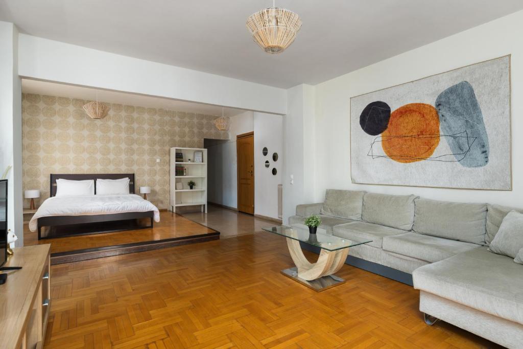un salon avec un canapé et un lit dans l'établissement Houseloft Koromila Sea View, à Thessalonique