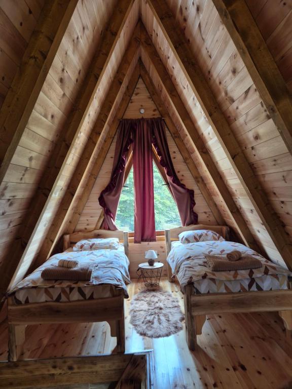 - 2 lits dans une chambre dans une cabane en rondins dans l'établissement Cottage forest hill 2, à Žabljak