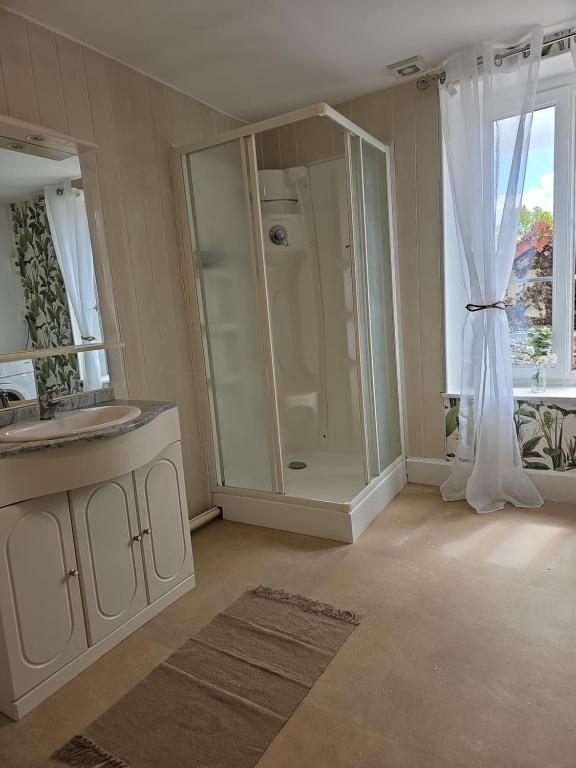 Koupelna v ubytování Appartement Refait a neuf avec accès au jardin , local vélo