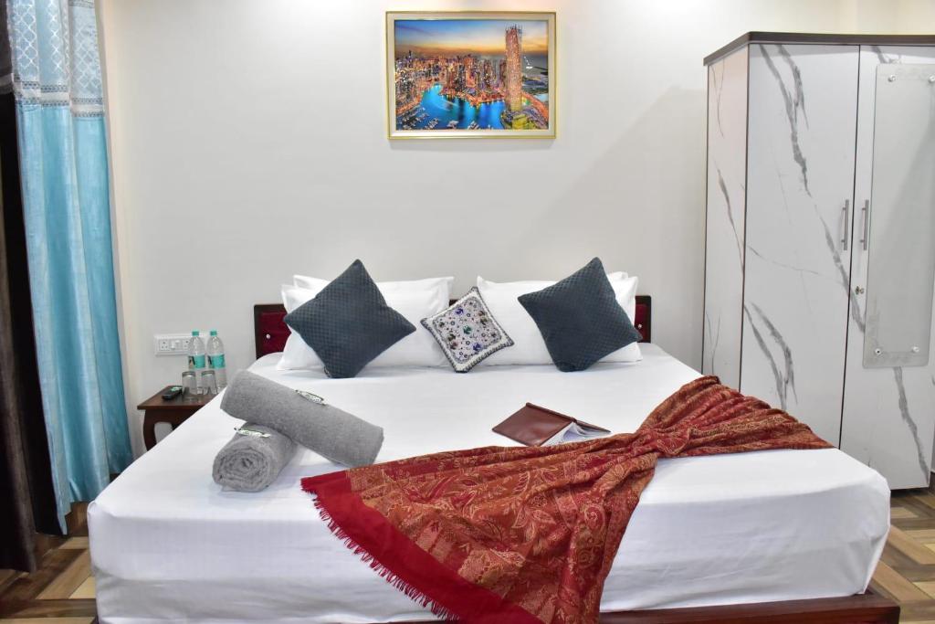 a bedroom with a bed with white sheets and pillows at Inder Homestay Kasuali in Kasauli