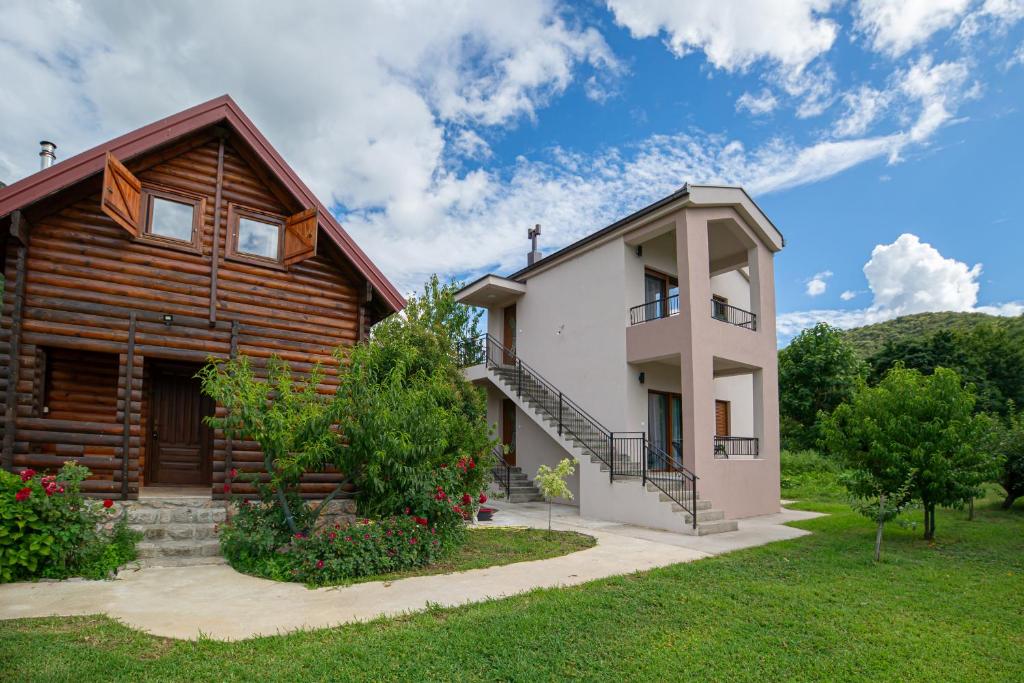 una casa de madera con una escalera delante de ella en Wood House, en Virpazar