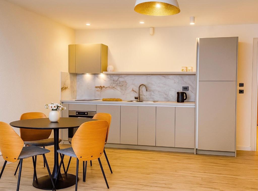 Η κουζίνα ή μικρή κουζίνα στο Olive & Wave Apartments- one minute to the beach