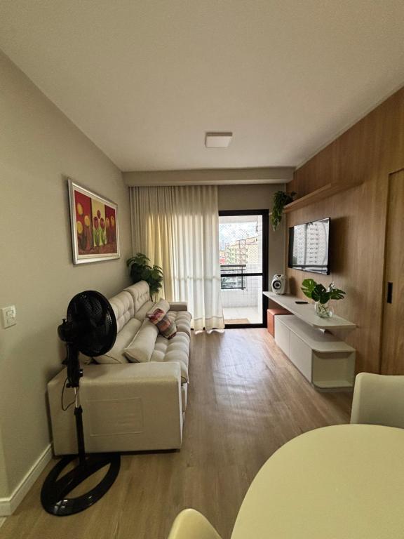 una sala de estar con un sofá y una mesa en Apartamento Mobiliado Belém COP30, en Belém