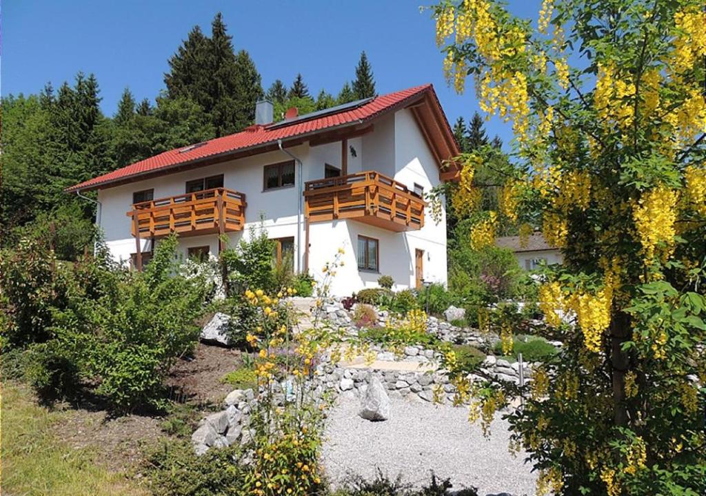 una casa con un jardín delante de ella en Ferienwohnung am Rosengarten, en Füssen