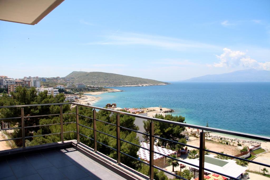 uma varanda com vista para o oceano em Franklin Rooms em Saranda