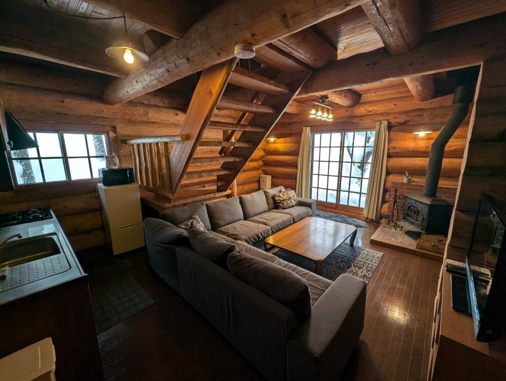 信浓White Tree Log House Madarao Tangram的小木屋内客厅的顶部景色