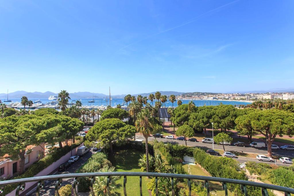 REF 1238 - Cannes Croisette - Sea view apartment for rent