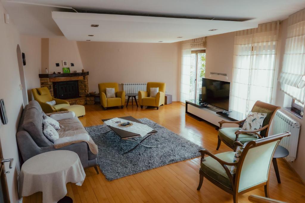 Kuca Behara في سراييفو: غرفة معيشة مع أريكة وكراسي وتلفزيون