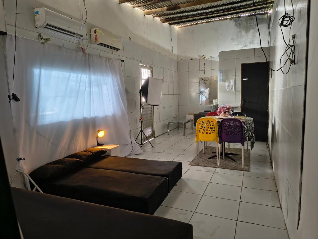 Billede fra billedgalleriet på Espaço individual com sofá-cama rede mesa de jantar poltronas Ar Banheiro compartilhado i Recife