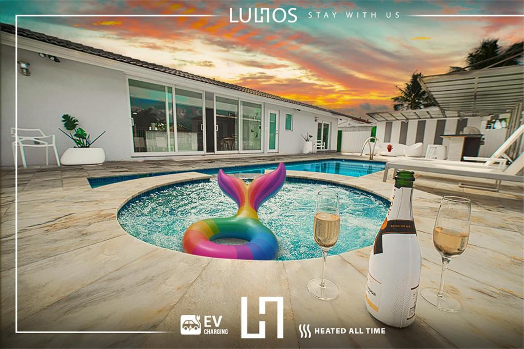マイアミにあるLuxurious Home with BBQ, Hot Tub, Heated Pool & Wifi - L36のプールとワイン1本付きのヴィラの広告