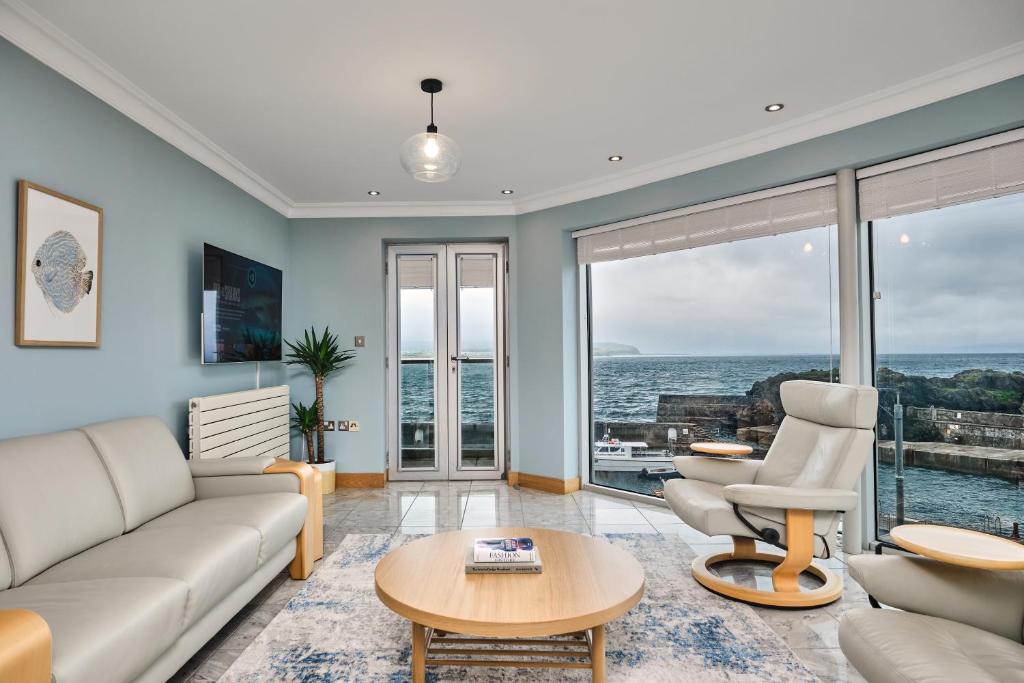 un salon avec un canapé et une table dans l'établissement Harbour Heights - Escape Ordinary, à Portstewart