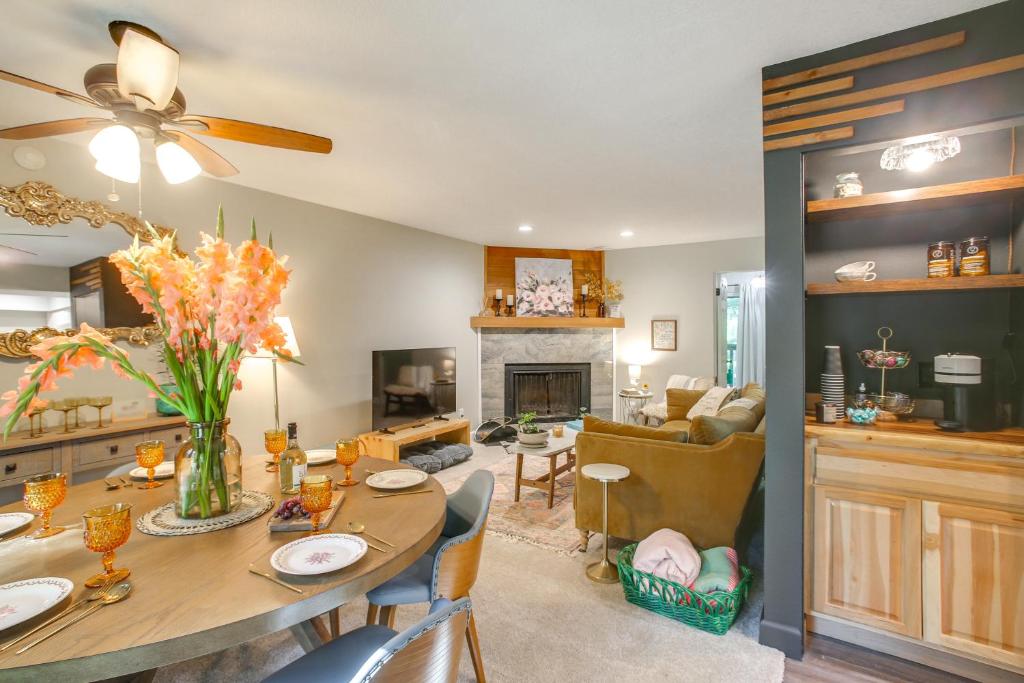 RathdrumにあるTwin Lakes Retreat Lake and Golf Access!のダイニングルーム、リビングルーム(テーブル、暖炉付)