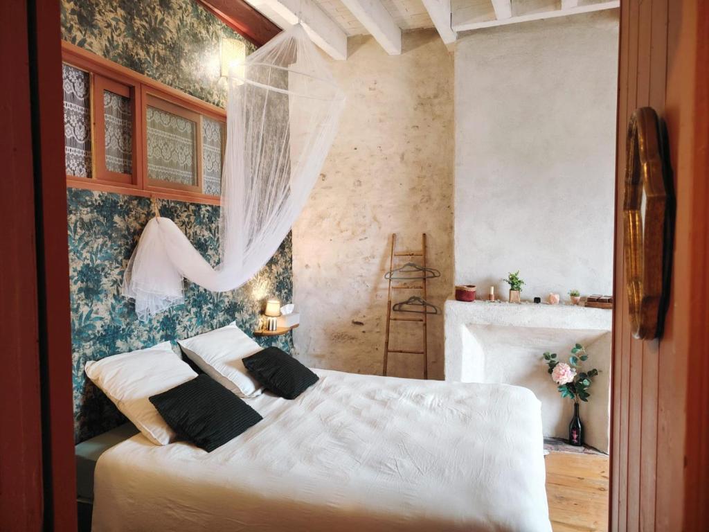 Katil atau katil-katil dalam bilik di Les Chambres Postales - Halte Ressourçante Occitanie
