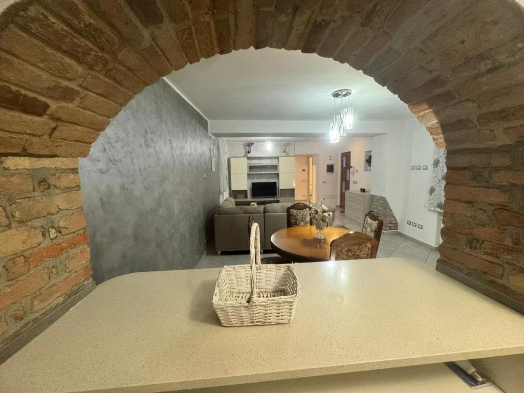 a kitchen and living room with a brick wall at Casa Nada in Neive
