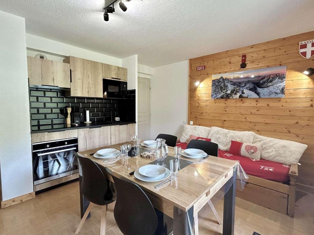 une salle à manger avec une table et un canapé dans l'établissement Appartement cosy à Flumet, pieds des pistes, 4 pers., piscine, parking, minibox Wifi. - FR-1-603-75, à Flumet