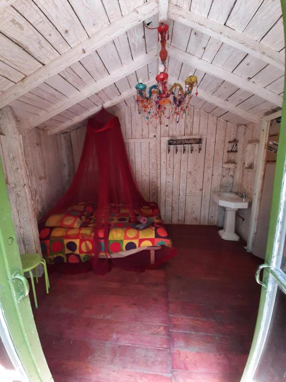 Ένα μπάνιο στο Cabane perchée de Lys dans les chênes verts et le micocoulier