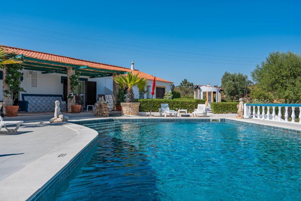 Bazén v ubytování Horta Da Ti'mariana nebo v jeho okolí