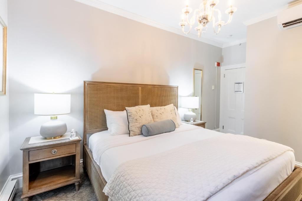 Serenity Inn Newport - Room 6 – Queen Room