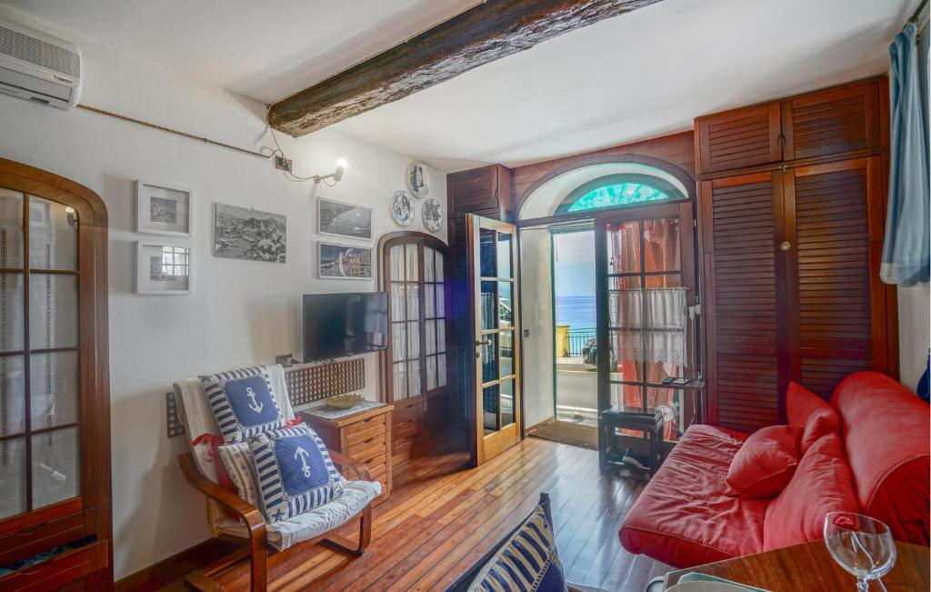 un soggiorno con un divano rosso e una TV di 1 Bedroom Stunning Apartment In Camogli a Camogli