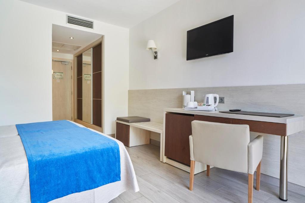 Invisa Hotel Club Cala Verde - 