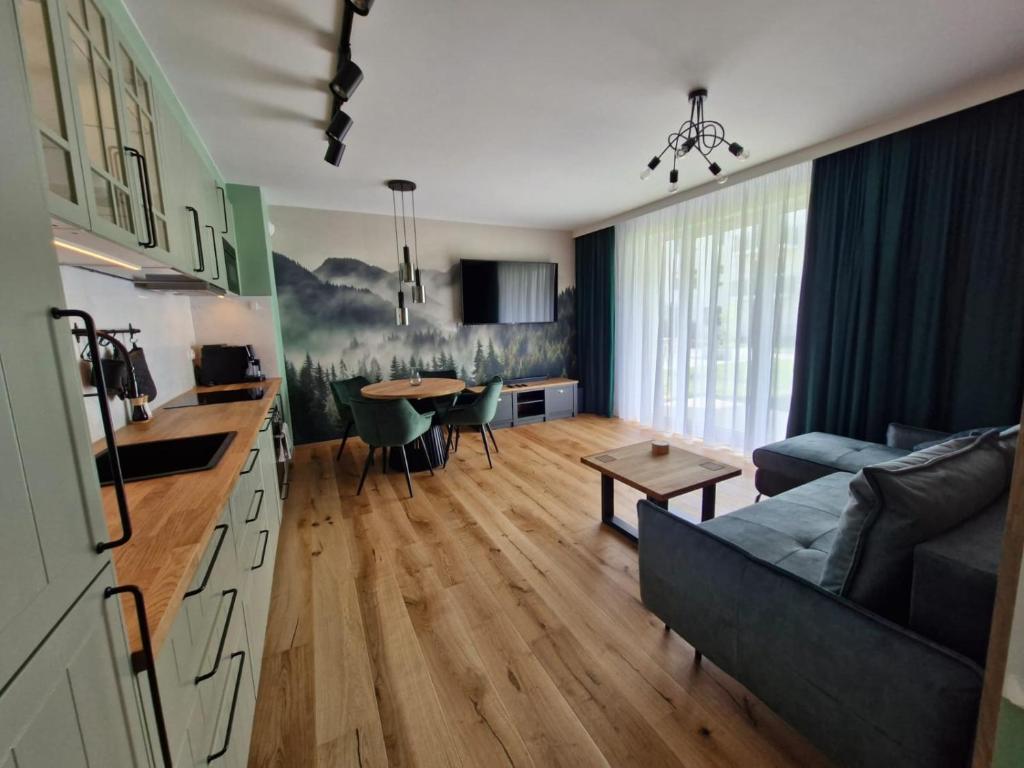 Η κουζίνα ή μικρή κουζίνα στο Zielony apartament w Wileńska Park i prywatne miejsce w garażu podziemnym