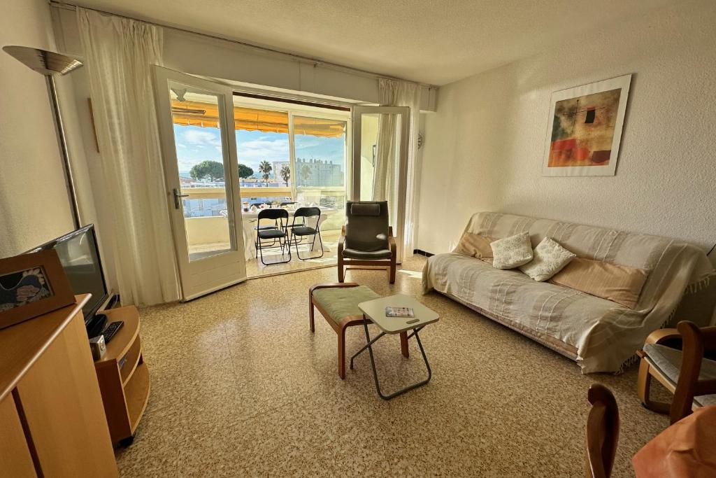 Televisyen dan/atau pusat hiburan di TELLINES - Appartement avec petite vue mer
