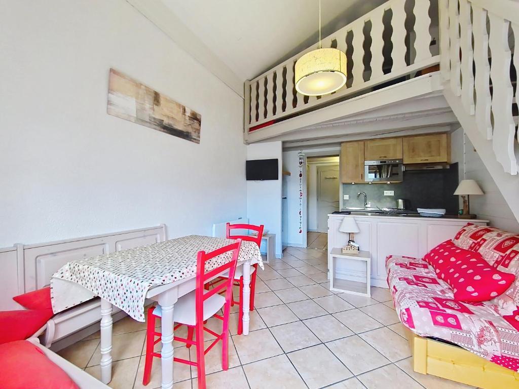 une cuisine et une salle à manger avec une table et des chaises dans l'établissement Fermes FMA23 COSY & MOUNTAIN 5 Pers, à Châtel