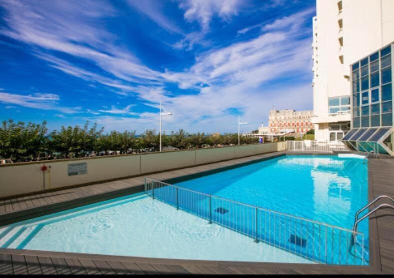 ein großes Schwimmbad auf einem Gebäude in der Unterkunft Beau studio rénové, balcon, accès plage, piscine in Biarritz