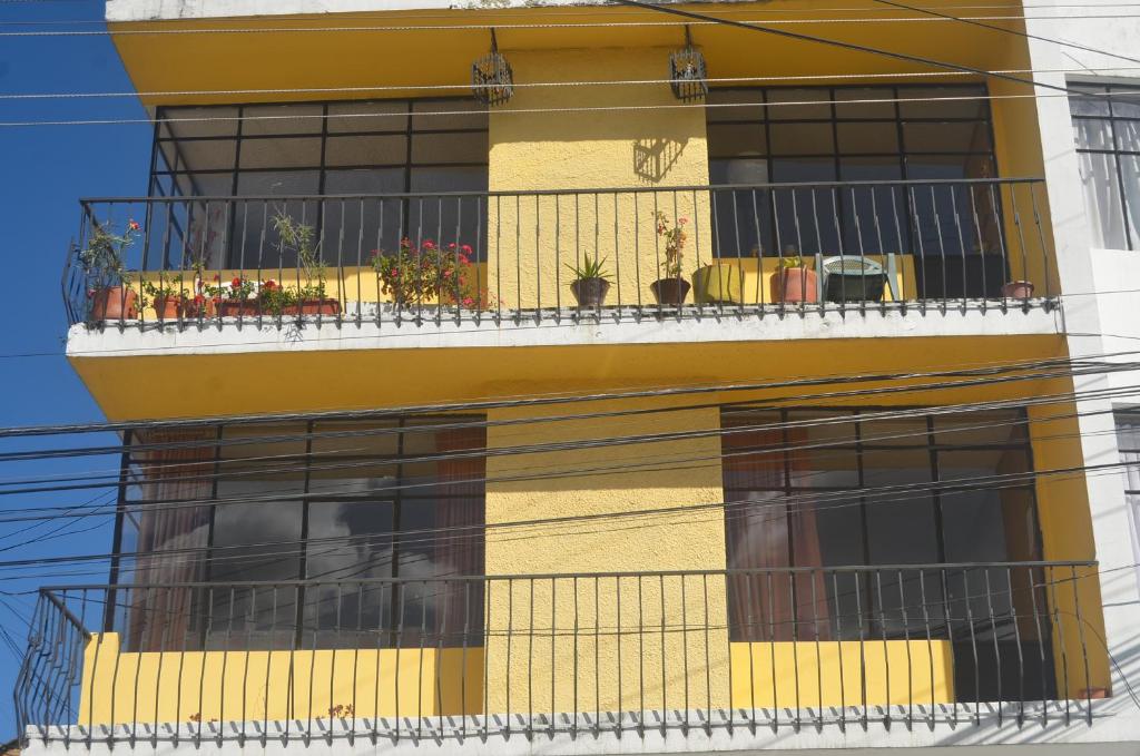 Un balcon sau o terasă la The Quito Guest House with Yellow Balconies for Travellers