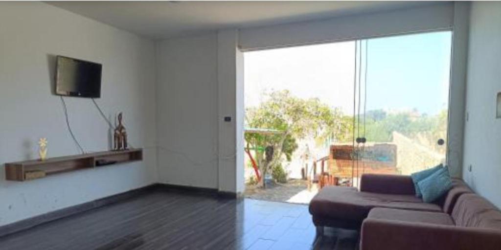 a living room with a couch and a flat screen tv at Casa En Asia in San Antonio