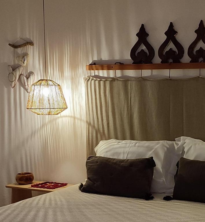 a bedroom with a bed with aendant light and a bed sidx sidx at Casa Hurtere in Horta