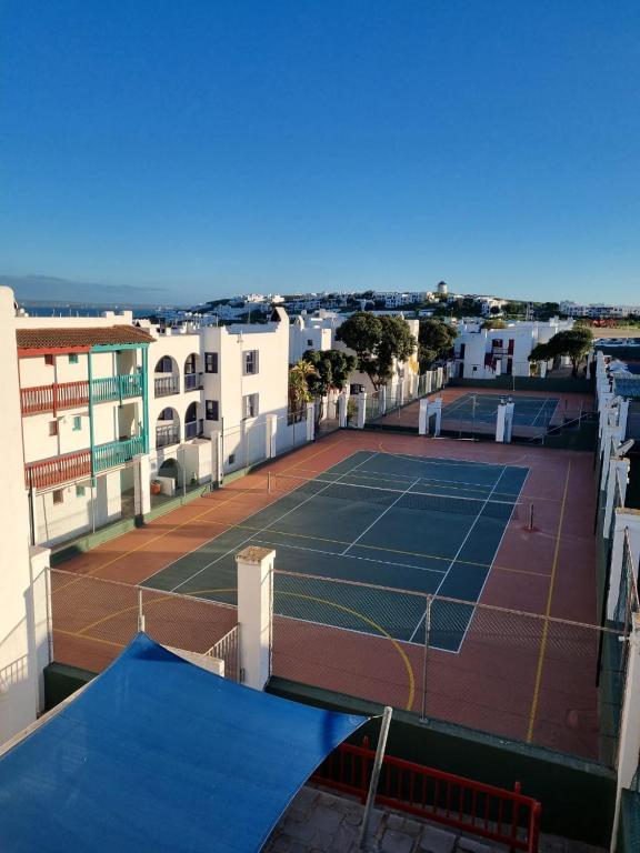 Tenis a/nebo squash v ubytování Kaliva 479 @ Club Mykonos Resort nebo okolí