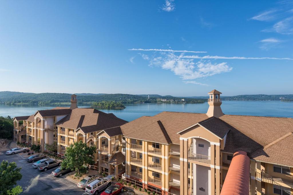 Westgate Branson Lakes Resort في Hollister: اطلالة جوية على مجمع شقق مع بحيرة