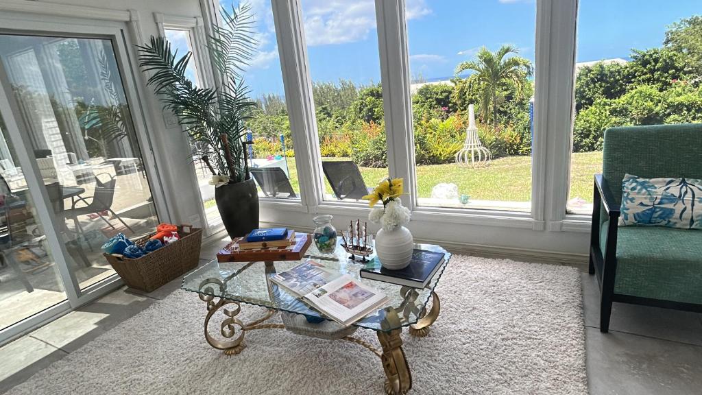 ein Wohnzimmer mit einem Couchtisch vor einem Fenster in der Unterkunft Ocean view in Nassau