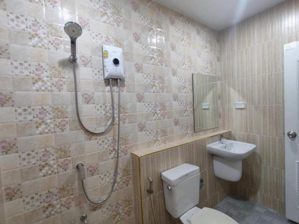 une salle de bain avec une douche avec des toilettes et un lavabo dans l'établissement Bristol park 233, à Ban Huai Yai