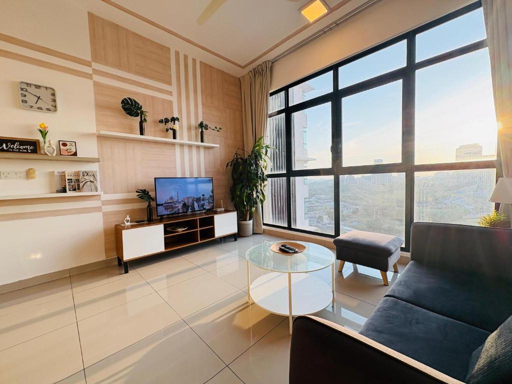 プトラジャヤにあるPutrajaya Family Stay 7 Pax Near IOI Mallのソファとガラスのテーブルのあるリビングルーム