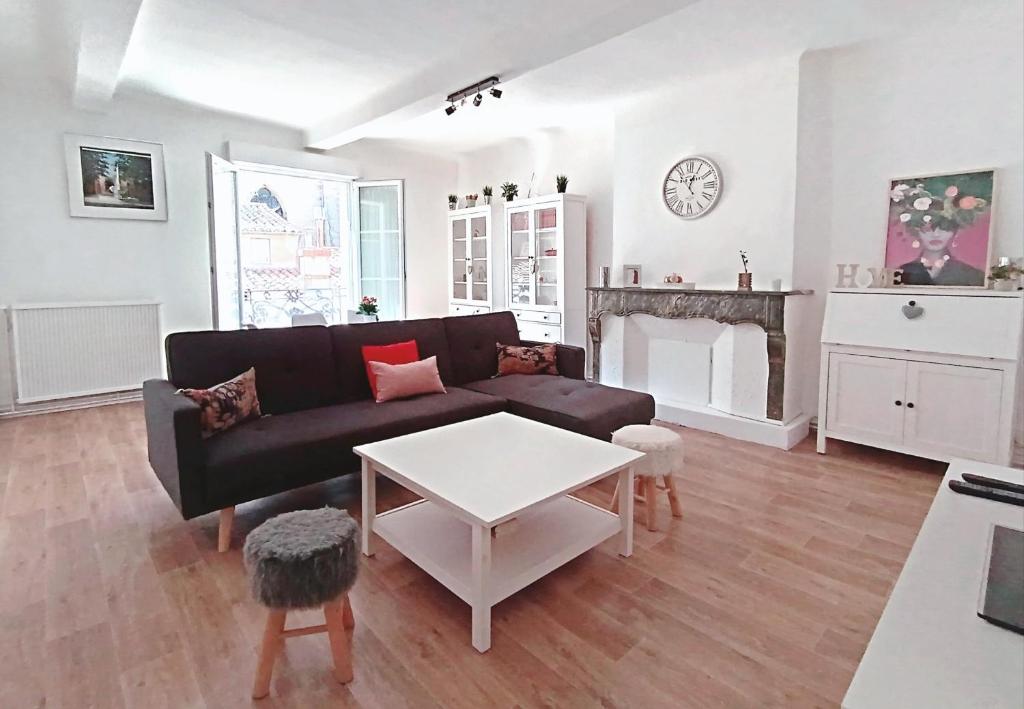 un salon avec un canapé et une table dans l'établissement T2 Centre historique d'Aix-en-Provence, à Aix-en-Provence