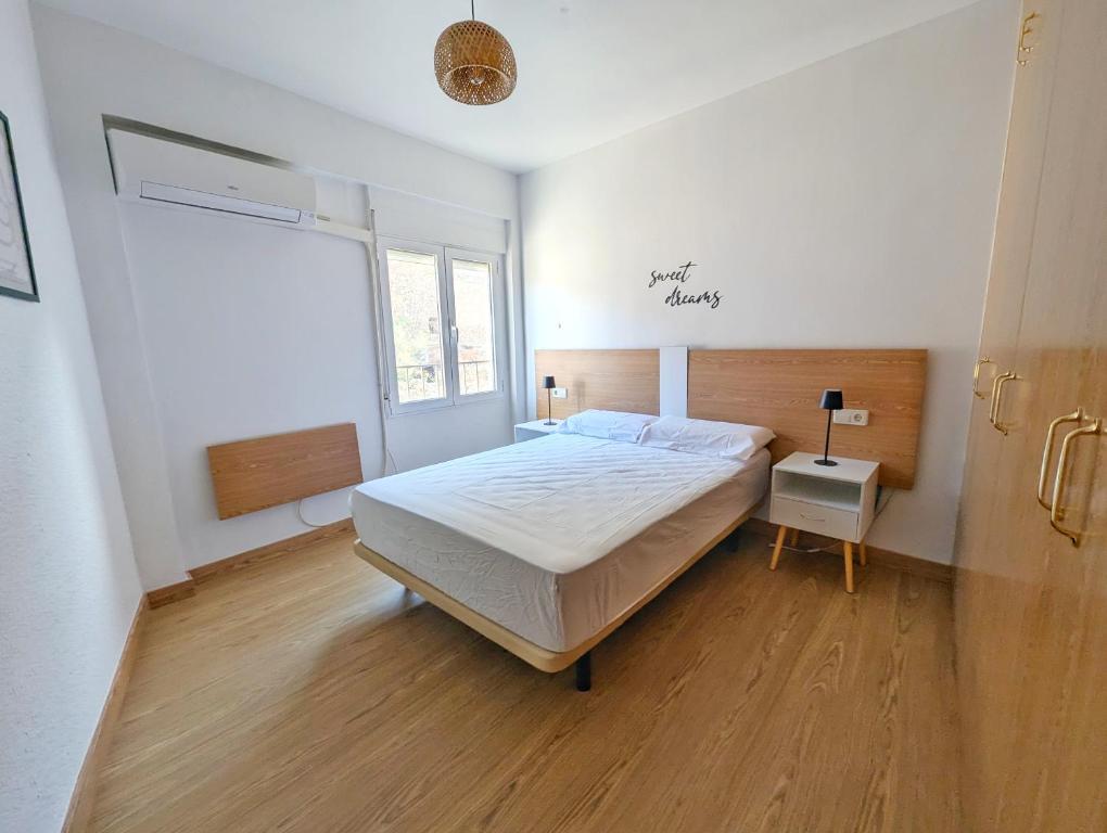 BlancaにあるCasa El Miradorのベッドと窓のある白い寝室