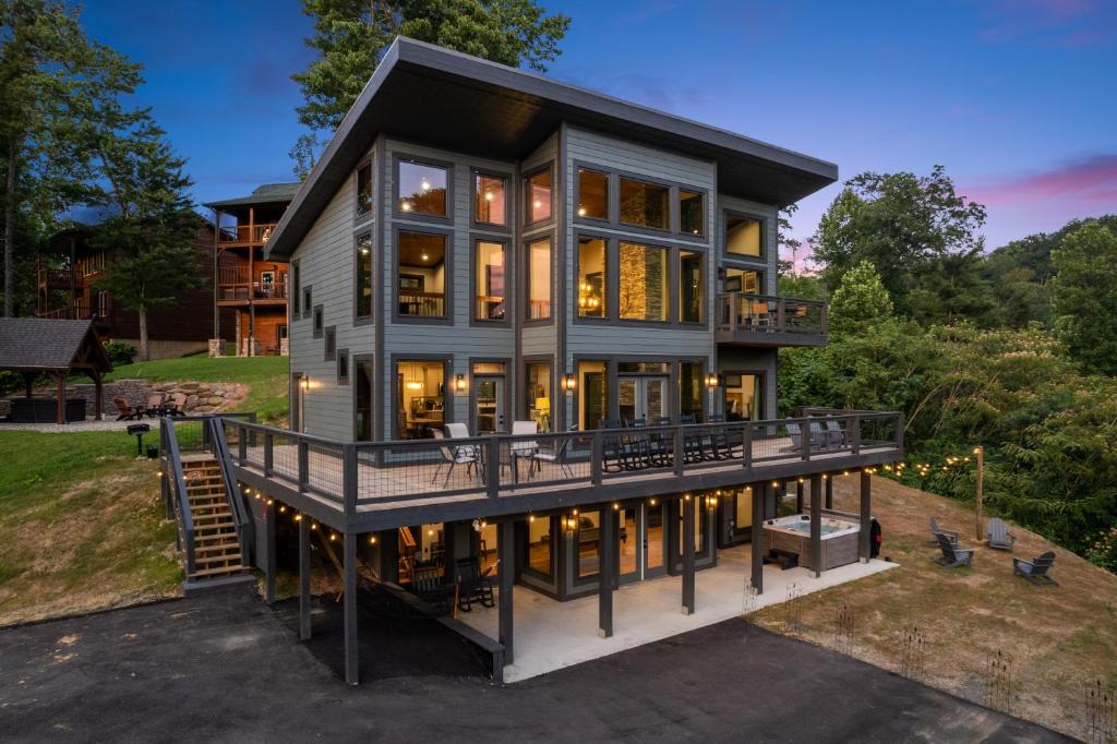 ein großes Haus mit einer großen Terrasse in der Unterkunft Sunscape Villa – Luxury Gatlinburg Cabin with Hot Tub, Game Room & Breathtaking City Views in Gatlinburg