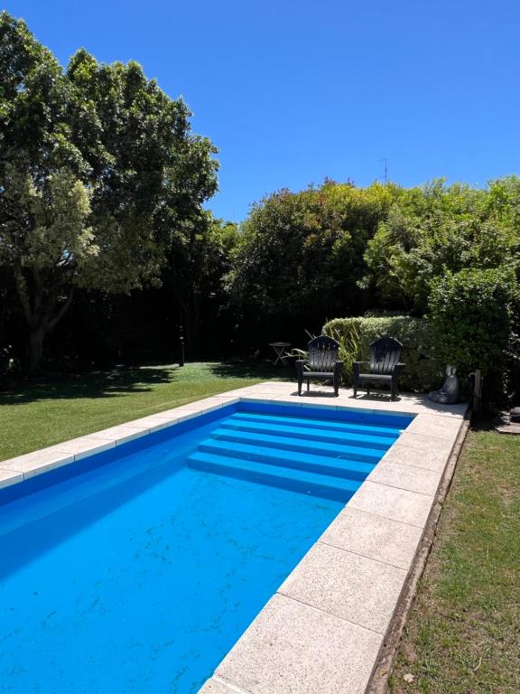 a swimming pool with two chairs in a yard at Casa en Victoria Entre Rios - Casa Rocamora in Victoria