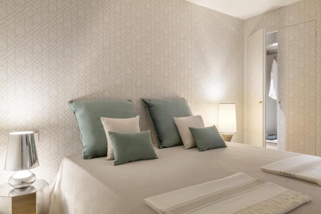 1 cama blanca grande con 4 almohadas en Villa JD, en Forte dei Marmi