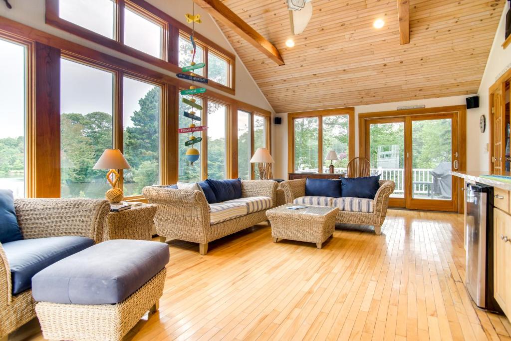 Zona de estar de Sunroom, Hot Tub and Water Views! Mashpee Duplex
