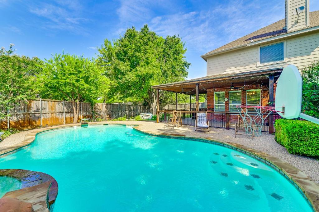une piscine dans l'arrière-cour d'une maison dans l'établissement DFW Sports Hub Home with Pool and Hot Tub in Frisco!, à Frisco