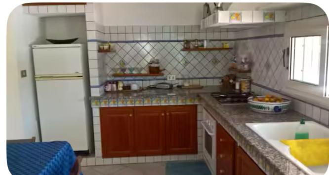 Berbenno di ValtellinaにあるLa Casa del Gabbianoの白い冷蔵庫とシンクのあるキッチン