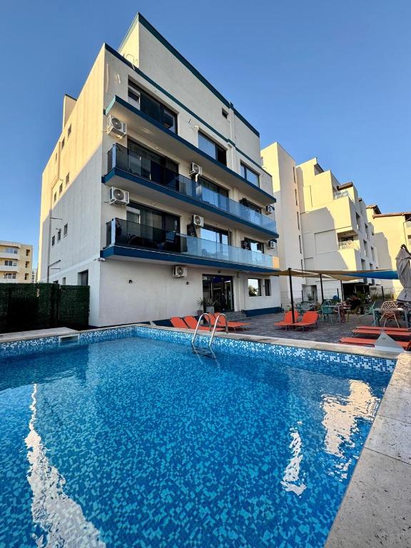 a large swimming pool in front of a building at Navis Mamaia Nord in Mamaia Sat/Năvodari