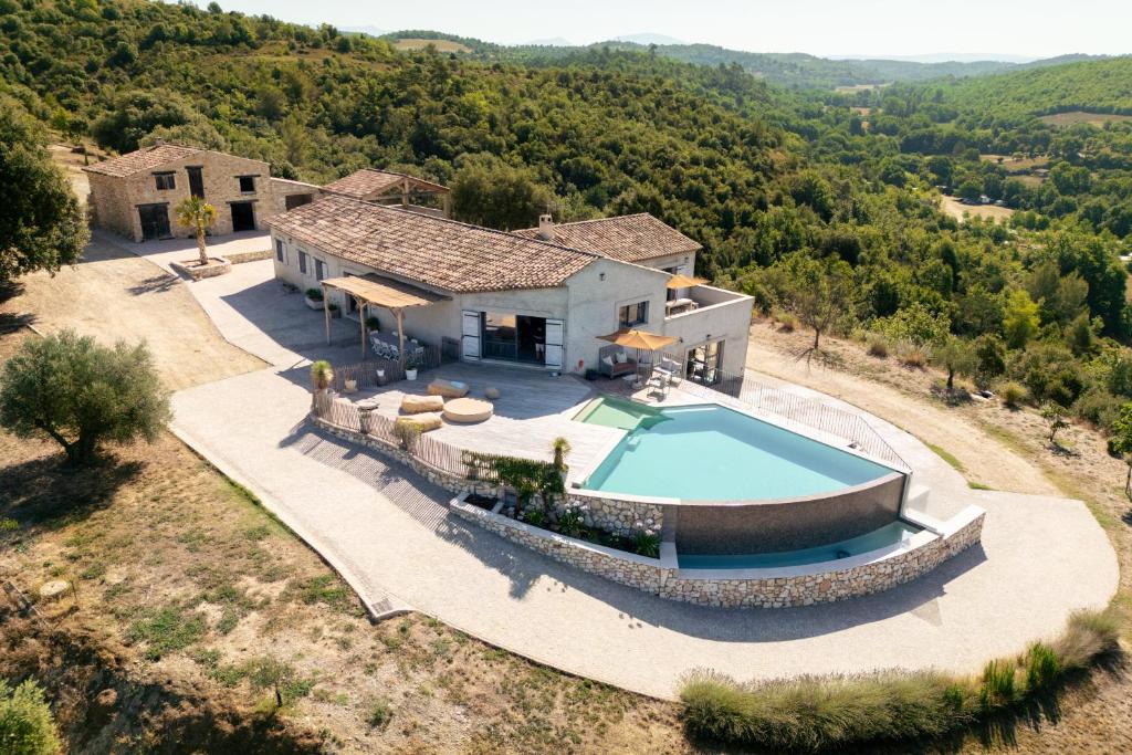 una vista aérea de una casa con piscina en La colle aux sources, en Esparron-de-Verdon