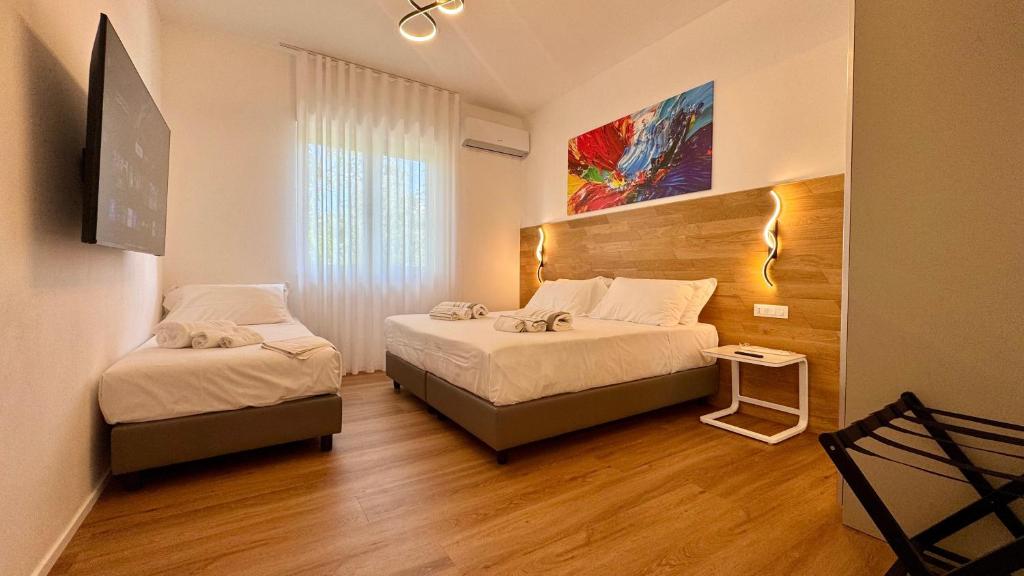Un dormitorio con dos camas y un cuadro en la pared. en Apartment Suite, en Montesilvano