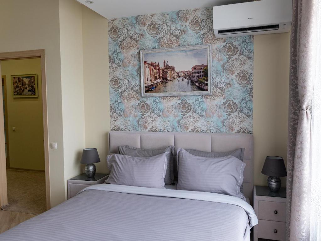 Ένα ή περισσότερα κρεβάτια σε δωμάτιο στο Sky House VENETIA Exclusive Apartments