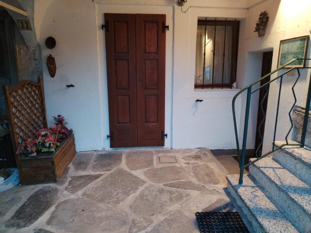 Una puerta de una casa con piso de piedra y escaleras. en Lûc Dal Aur 2, en Sutrio