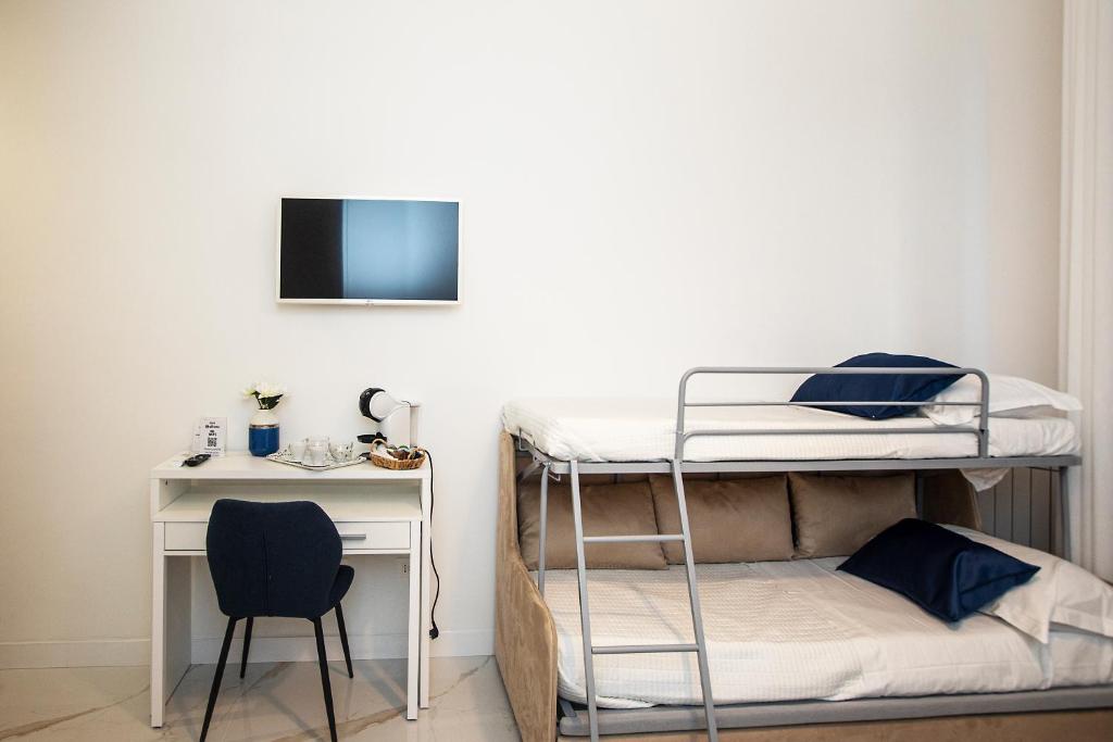 una habitación con dos literas y un escritorio en BeB Le Sirene, en Sorrento